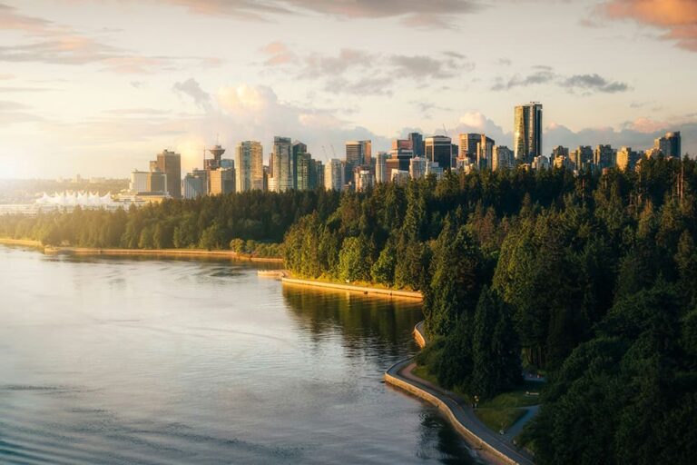 夏のバンクーバー、スタンレーパークの緑と高層ビル群が調和する美しい風景