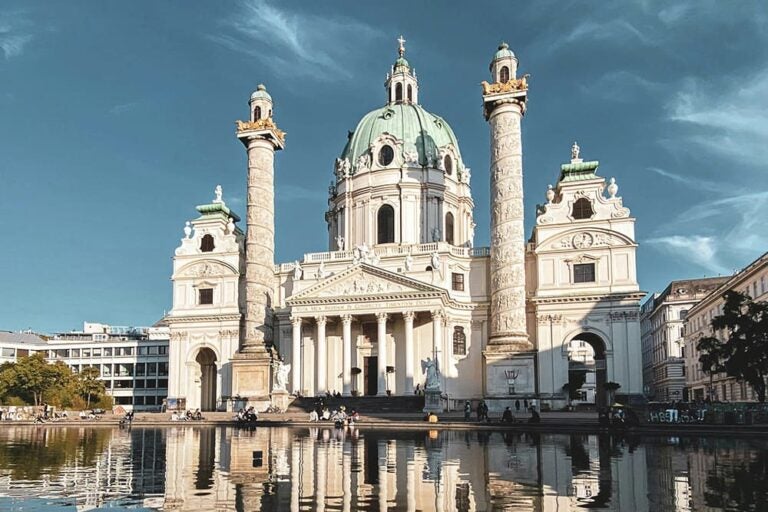 夏のウィーン、カルルス教会の前に広がる水辺でくつろぐ人々の様子