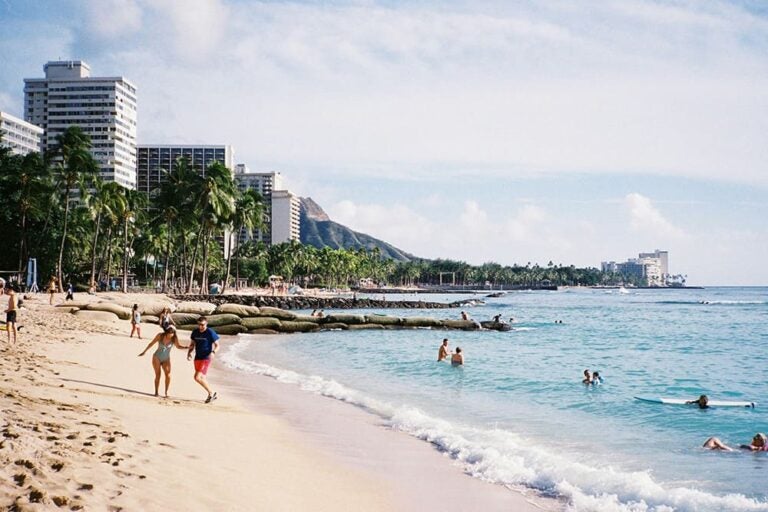 8月のハワイ・ホノルル、ワイキキビーチで海水浴や散歩を楽しむ旅行者の様子