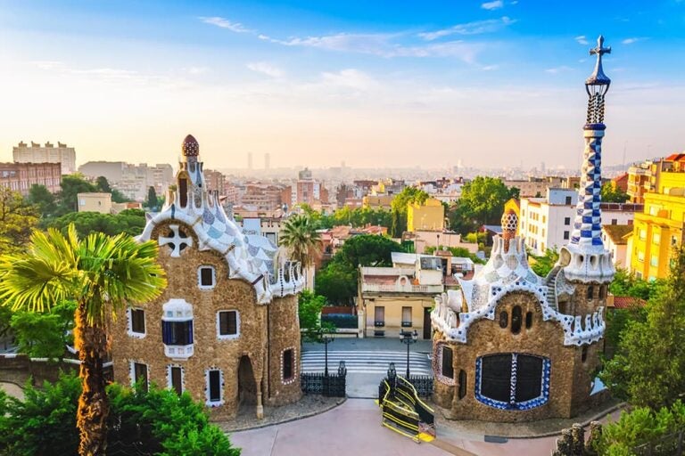 スペイン・バルセロナの個性的な建築と街並みを望む景色