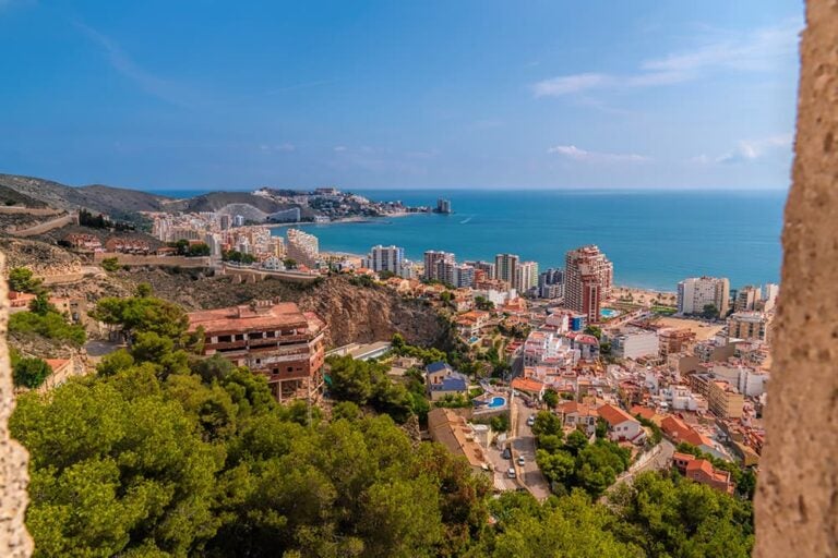 スペイン・バレンシア州の海岸沿いの街並みを高台から望む景色