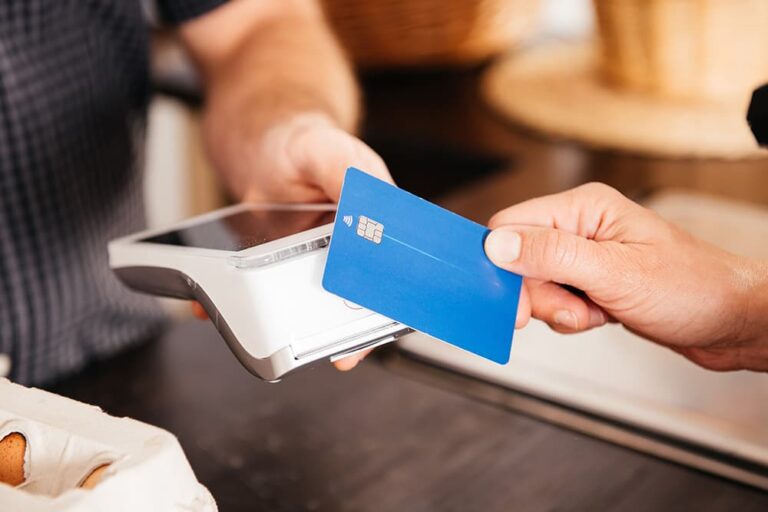 台湾の店舗でクレジットカードをタッチ決済する場面