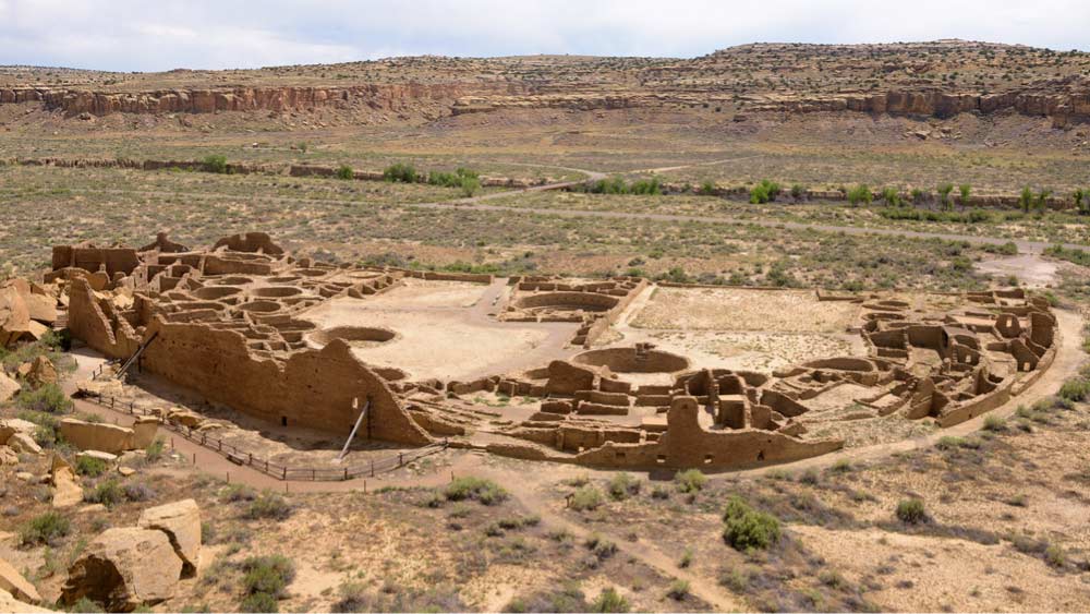 アメリカ・ニューメキシコ州にあるチャコ文化国立歴史公園の遺跡「プエブロ・ボニート」の空撮写真。広大な砂漠地帯に広がる古代プエブロ族の集落跡。