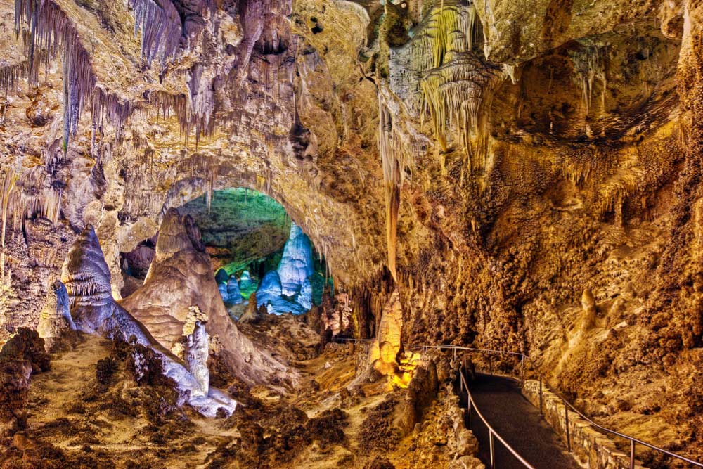 アメリカ・ニューメキシコ州のカールズバッド洞窟群国立公園。ライトアップされた鍾乳石と神秘的な地下空間が広がる。