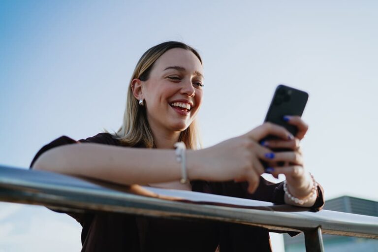 アメリカ旅行前にスマホのeSIM対応を確認する女性