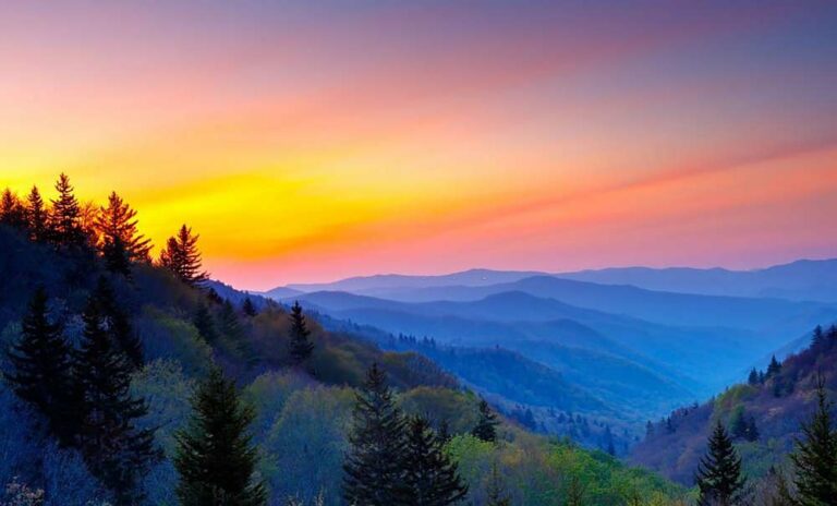 グレート・スモーキー山脈の夜明け。幾重にも重なる山々と朝焼けのグラデーションが美しい絶景。