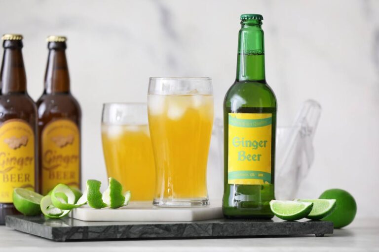 氷の入ったグラスとライムを添えたオーストラリア産ジンジャービアのボトルと瓶ビール