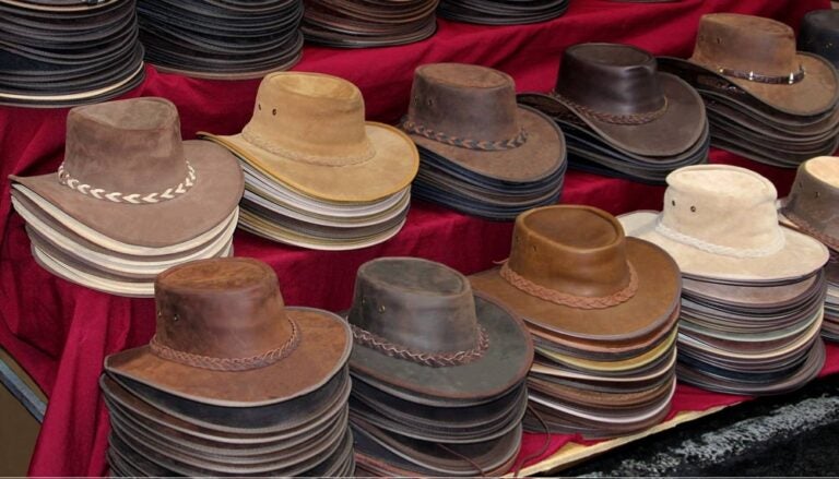 オーストラリアのマーケットに並ぶ革製のアウトバックハットの山