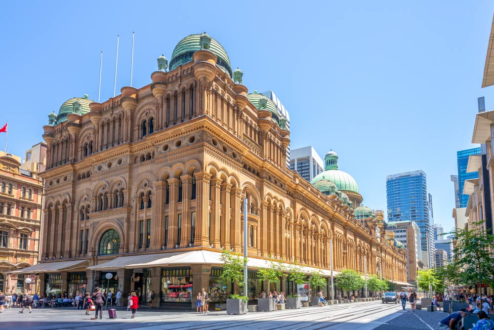 シドニー中心部にある歴史的建築「クイーン・ビクトリア・ビルディング（QVB）」。お土産探しにも最適な人気ショッピングスポット。
