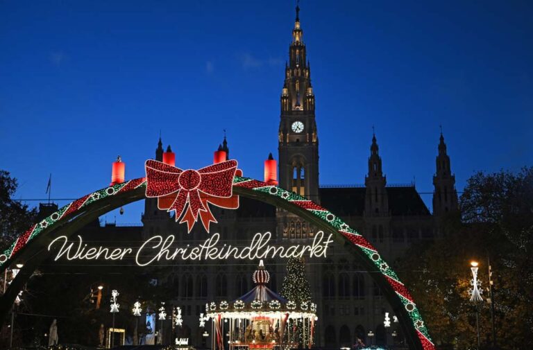 オーストリア・ウィーン市庁舎前で開催されるクリスマスマーケットと華やかなイルミネーションの夜景