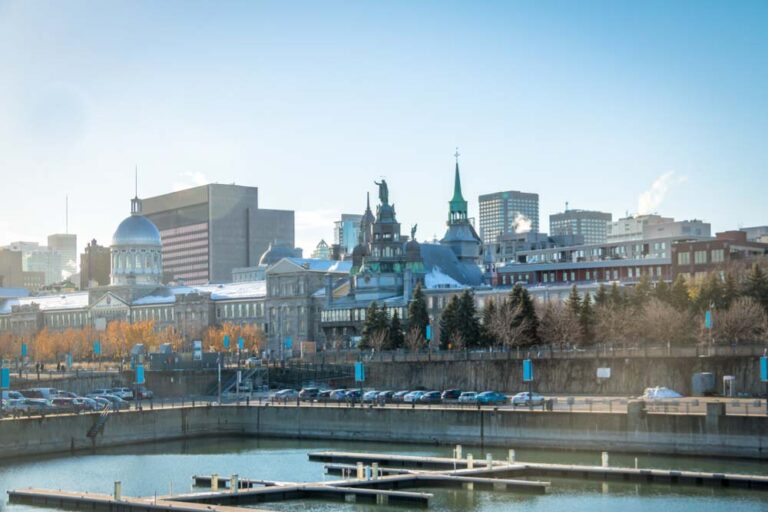 冬の澄んだ空気に包まれたケベック旧市街の歴史的建物と港の風景