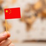 中国の国旗を手に持った様子。