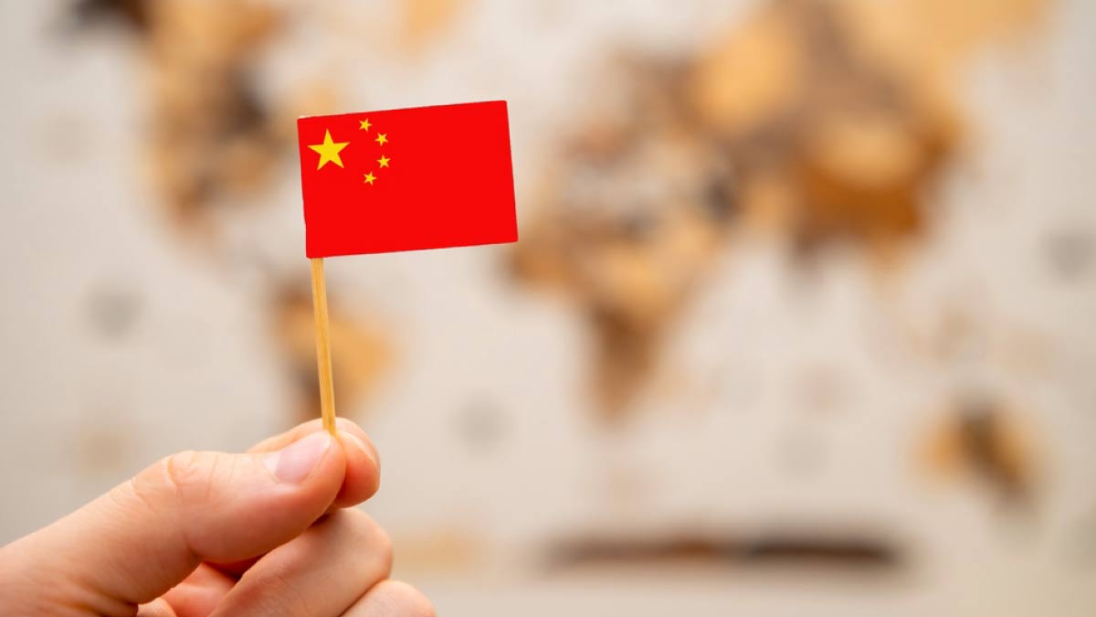 中国の国旗を手に持った様子。