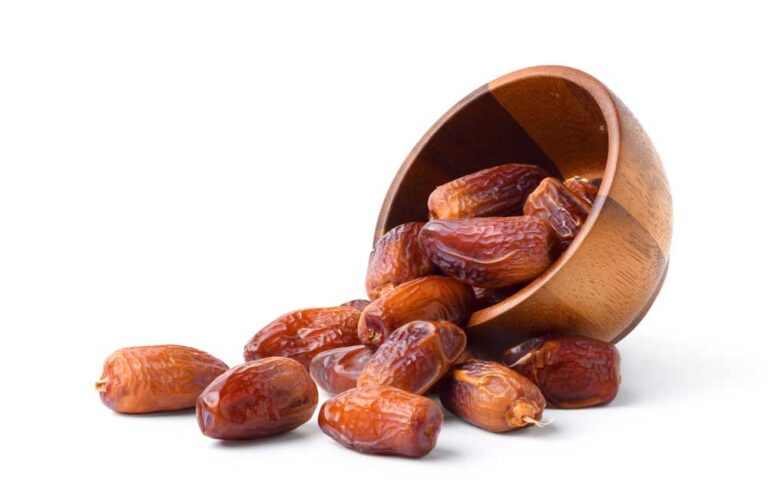 木製ボウルからあふれ出すエジプト産のデーツ(ナツメヤシの実)。自然な甘みと栄養価の高さで人気の中東スイーツ。