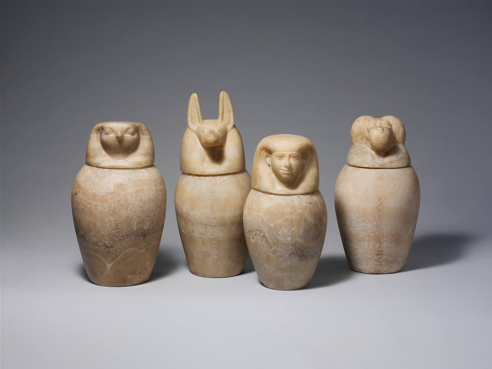 古代エジプトで内臓を保存するために使われたカノポス壺。人間や動物の頭部を模した蓋が特徴的。