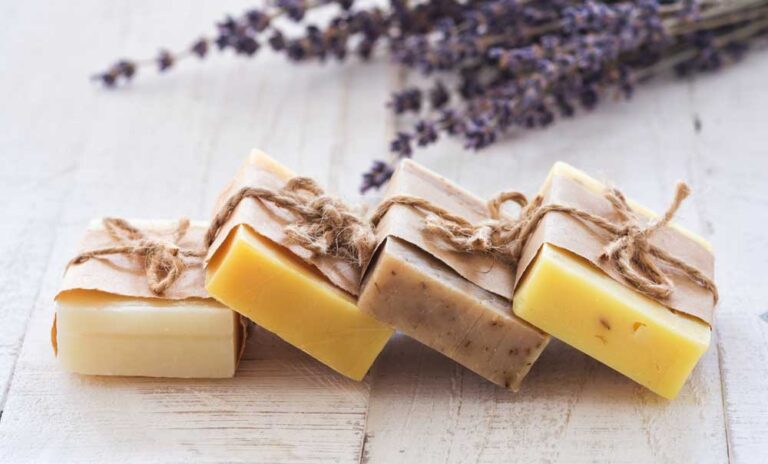 エジプトのオーガニックショップで人気のハンドメイド石鹸、ラベンダーとともにラッピングされたナチュラルコスメ系お土産の代表例