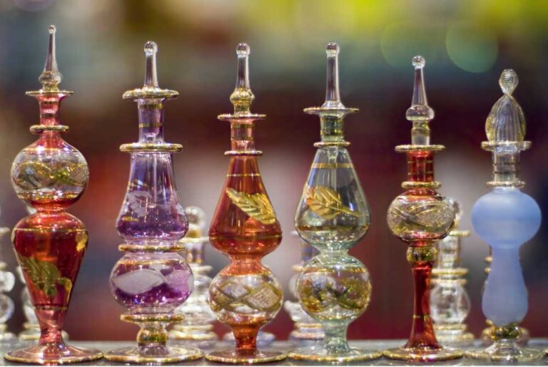 エジプトの伝統工芸品であるカラフルな香水瓶。繊細なガラス細工と金の模様が美しく、お土産としても人気。