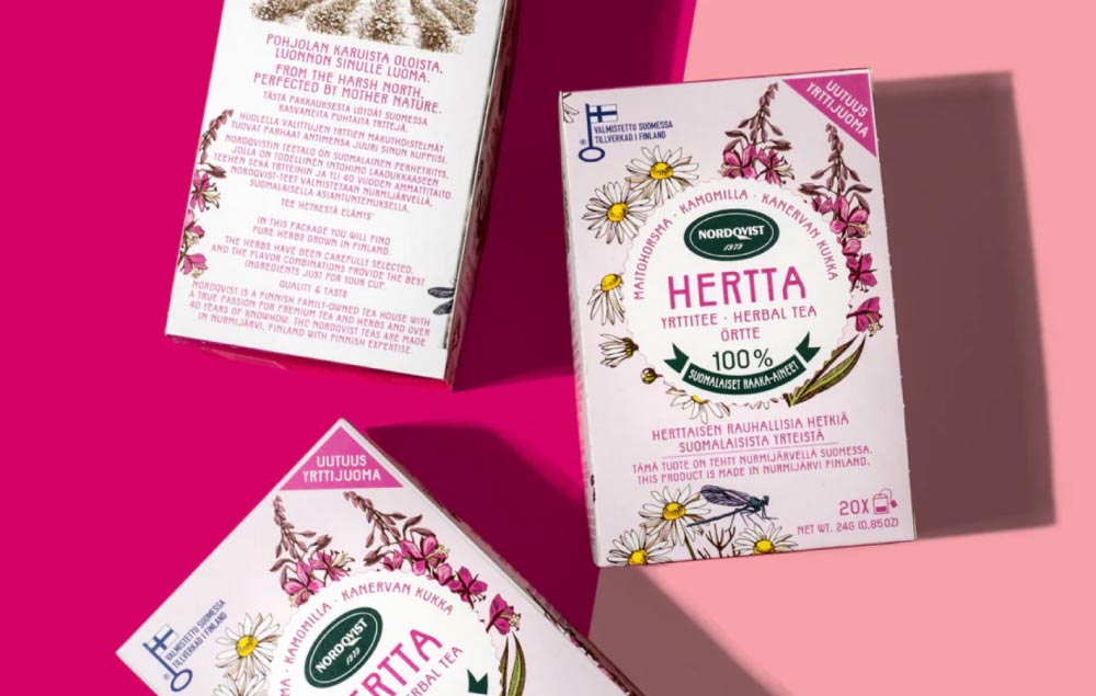 フィンランドのティーブランド「Nordqvist」のハーブティー「HERTTA」のパッケージ。カモミール、ファイアーウィード、ヘザーなどが描かれた可憐なデザイン