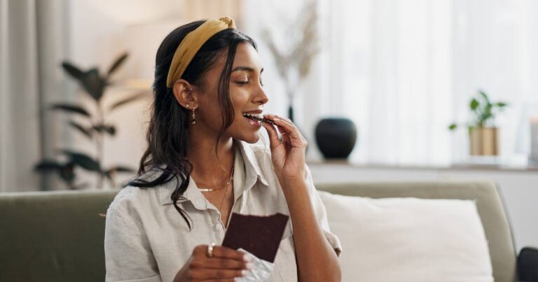 フィンランド土産として人気のチョコレートを味わう女性。北欧ならではの上品な甘さが魅力の定番スイーツは、お菓子系のお土産に最適。