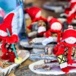 フィンランドのマーケットで販売されている赤い帽子の木製トントゥ人形。冬の贈り物やクリスマスシーズンのお土産として人気。