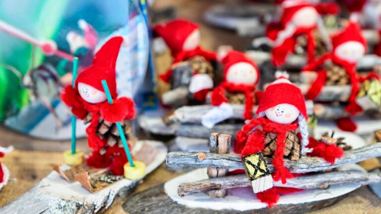 フィンランドのマーケットで販売されている赤い帽子の木製トントゥ人形。冬の贈り物やクリスマスシーズンのお土産として人気。