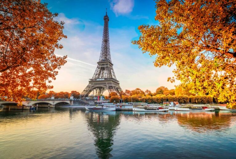 秋のセーヌ川とエッフェル塔。10月の海外旅行におすすめのフランス・パリの風景。