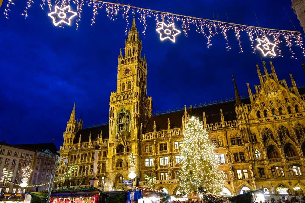ドイツ・ミュンヘンのマリエン広場で、クリスマスマーケットとライトアップされた新市庁舎の夜景