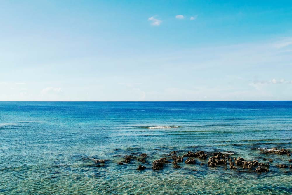 透明度の高い海と穏やかな波が広がるグアムのタモン湾の風景