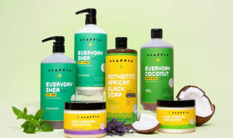 Alaffia(アラフィア)のスキンケア製品がパステルグリーンの背景に並べられている。中央には「AUTHENTIC AFRICAN BLACK SOAP」や「EVERYDAY SHEA」シリーズのボディウォッシュ、ローション、シアバター、バブルバスなどが並び、ココナッツやラベンダー、ミントの葉が添えられている。