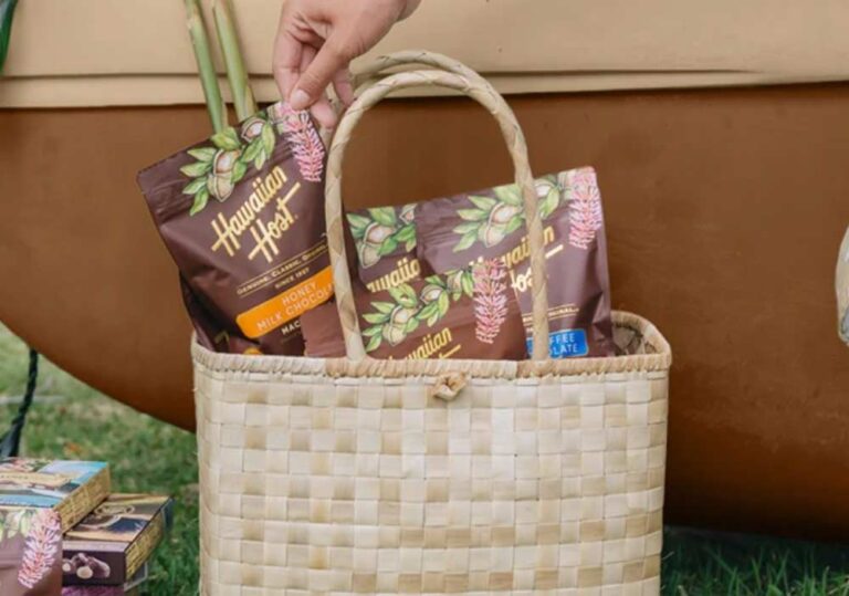 ラウハラ素材の手提げバッグに入れられたHawaiian Hostのマカダミアナッツチョコレート。