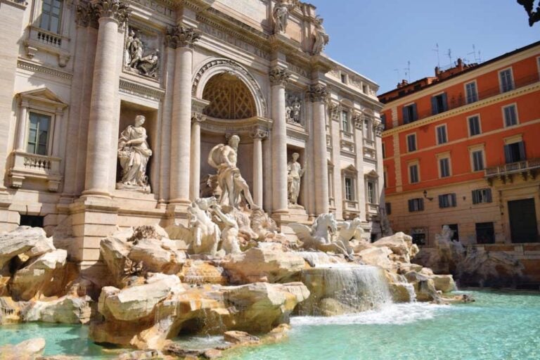 イタリア・ローマの観光名所「トレヴィの泉」。バロック様式の彫刻と水の流れが美しく、青空の下で輝いている。