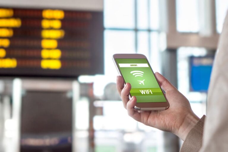 韓国旅行での携帯通信の補助として、空港の無料Wi-Fiに接続しているスマートフォンの画面と手元の様子
