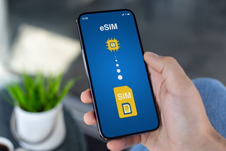 韓国旅行中にSIMカードを差し替えずに携帯を使える、eSIMの仕組みを画面に表示したスマートフォン
