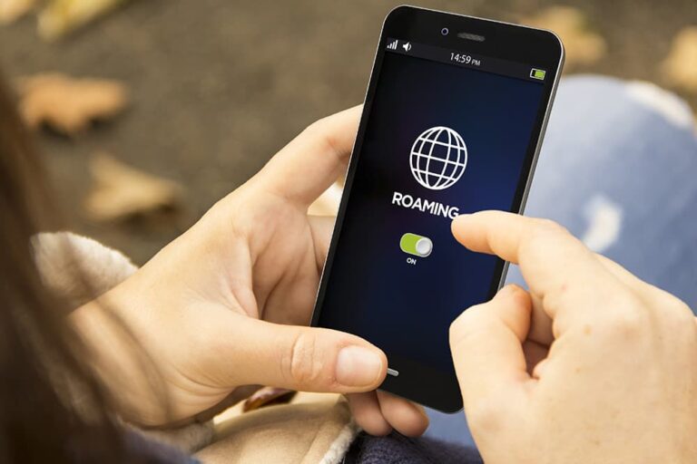 韓国旅行中に日本の携帯回線をそのまま利用するため、スマートフォンの画面で海外ローミング設定をオンにしている手元の様子