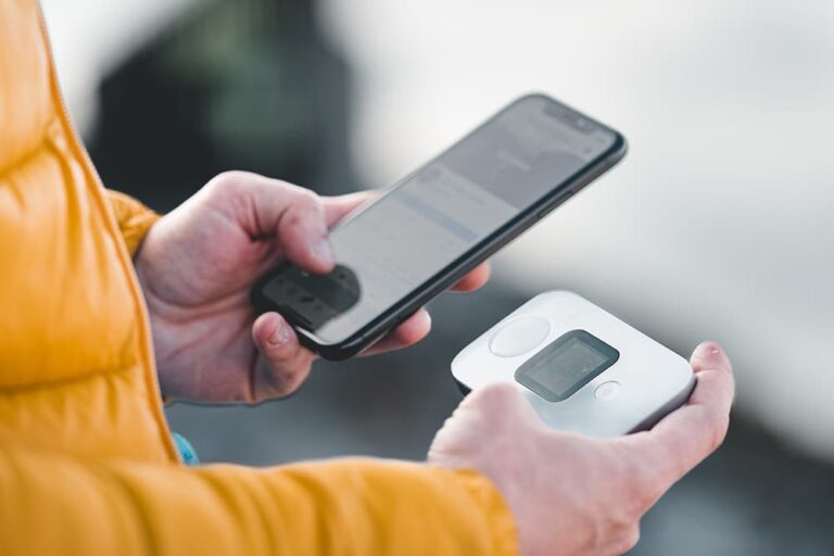 韓国旅行中に複数人や複数端末で通信を共有するため、レンタルWi-Fiルーターとスマートフォンを一緒に手に持っている様子