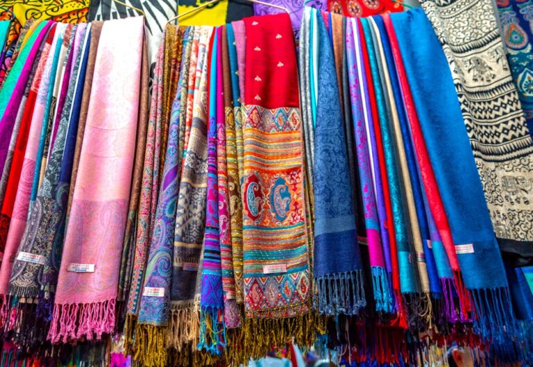 モロッコのスークで売られているカラフルなストールやスカーフが美しく並ぶディスプレイ。

