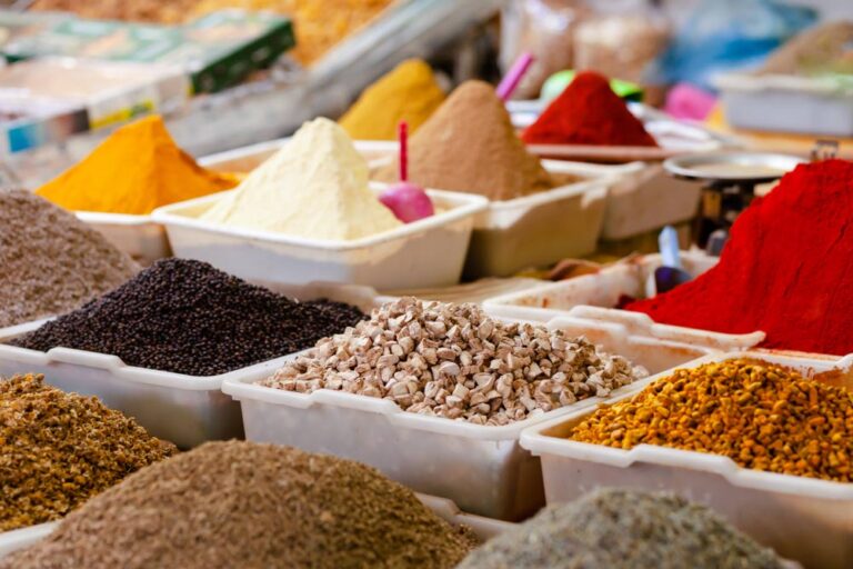 モロッコの市場で販売されているカラフルなスパイスの山々、計り売りが一般的なためお土産購入時の価格交渉や品質確認が必要な代表的なシーン