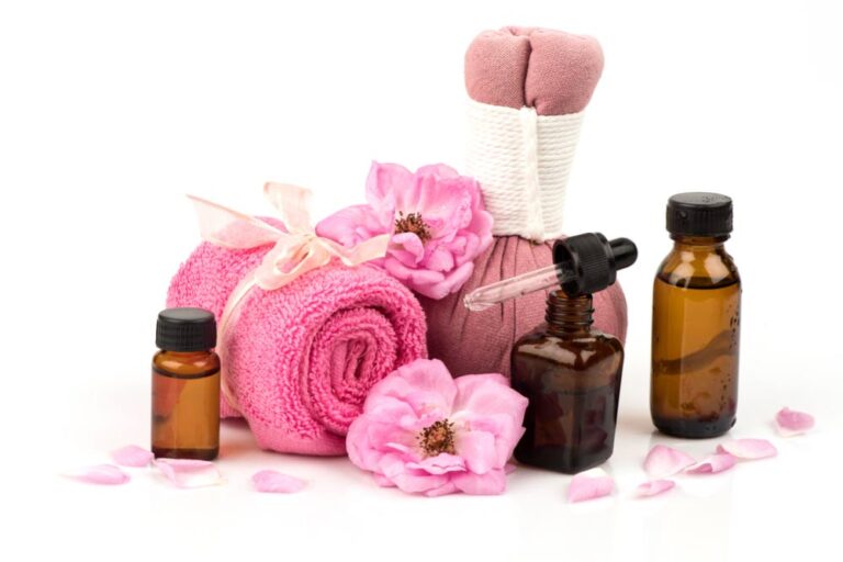 ピンクのタオルとバラの花びら、エッセンシャルオイルが並ぶモロッコ風スパセット