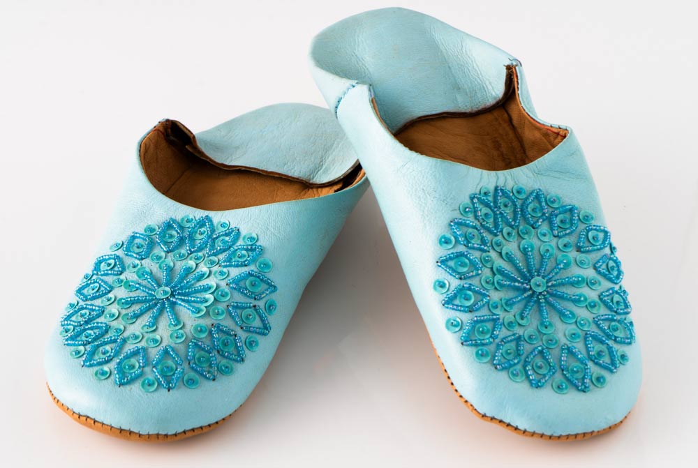 モロッコの伝統工芸品として人気のバブーシュ、鮮やかな水色の革とビーズ刺繍が美しい自分用にもぴったりなお土産アイテム