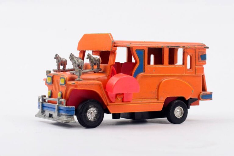 フィリピン名物のジープニーをモチーフにしたカラフルなミニチュアお土産。伝統的な大衆交通を象徴するデザイン。