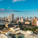 2025年現在のフィリピン・マニラ湾沿いの市街地と観覧車を含むベイエリアの風景。