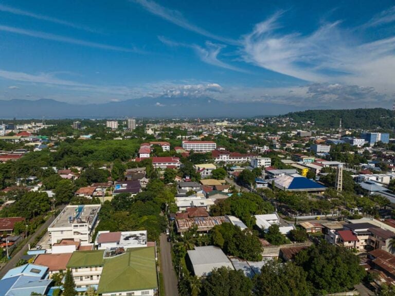 フィリピン南部・ミンダナオ地域の都市景観を上空から捉えた写真。自然豊かな一方で、治安上のリスクが指摘される地域としても知られている。