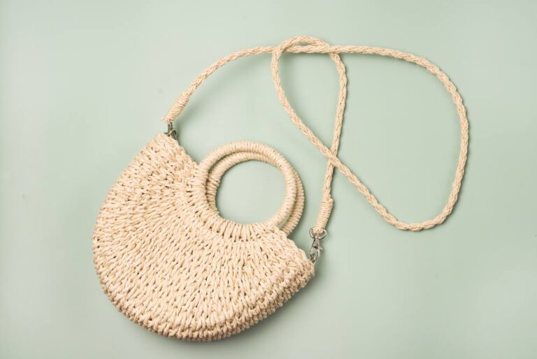 フィリピンの伝統素材アバカで編まれたナチュラルカラーのバッグ。お土産として人気の高いハンドクラフト雑貨。