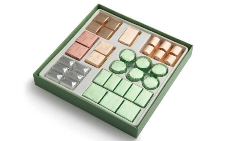 ピスタチオチョコレートの詰め合わせ。グリーンやメタリックカラーの個包装が上品で、ギフトにもぴったり。