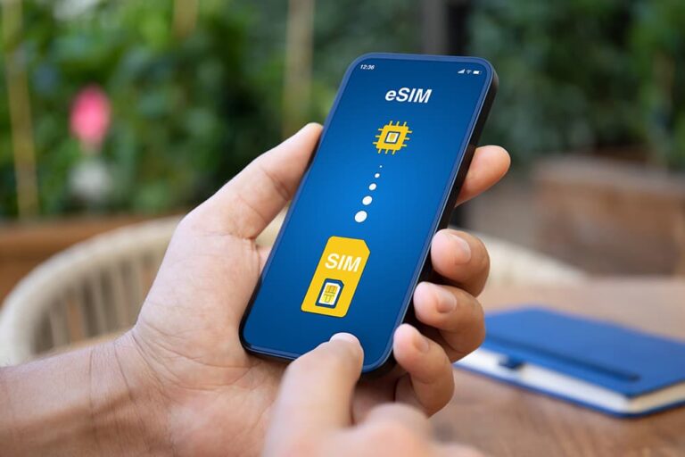 スマートフォンでeSIMを確認する様子。韓国旅行向けeSIMを料金や容量で選ぶ場面