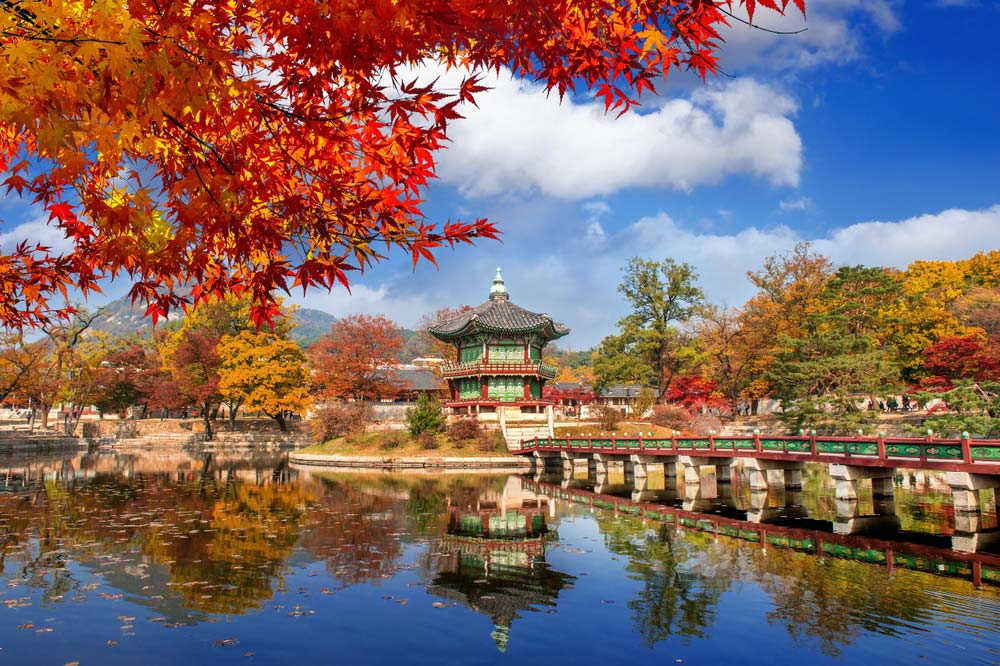 紅葉に彩られたソウル・景福宮の香遠亭と池の美しい秋の景色