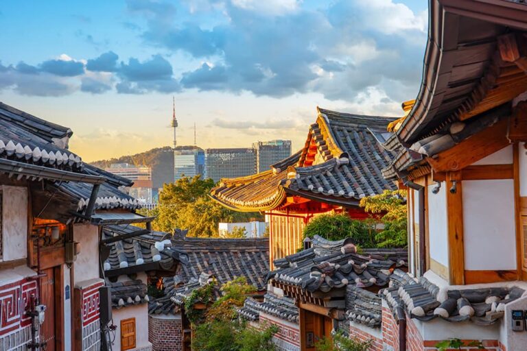 ソウルの韓屋と南山ソウルタワーを望む街並み。韓国旅行の準備情報を紹介する場面