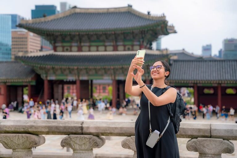 ソウルの観光地でスマートフォンを使う旅行者。3日間の韓国旅行でeSIMを利用する場面
