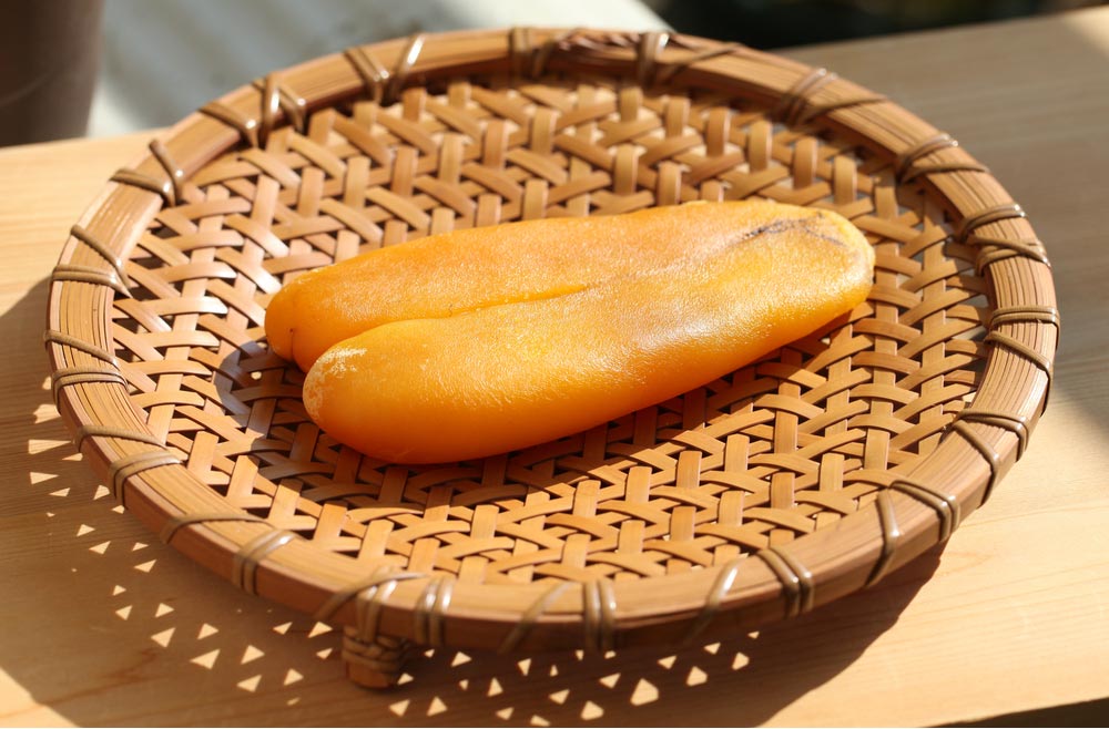 台湾の高級食材「からすみ（ボラの卵巣の塩漬け）」を伝統的な竹ざるに載せた様子。料理好きに人気の台湾グルメお土産の代表格