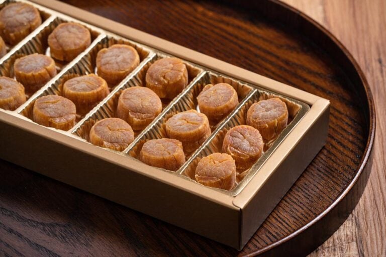 高級感あるギフトボックスに丁寧に並べられた台湾産の干し貝柱（乾燥ホタテ貝柱）。